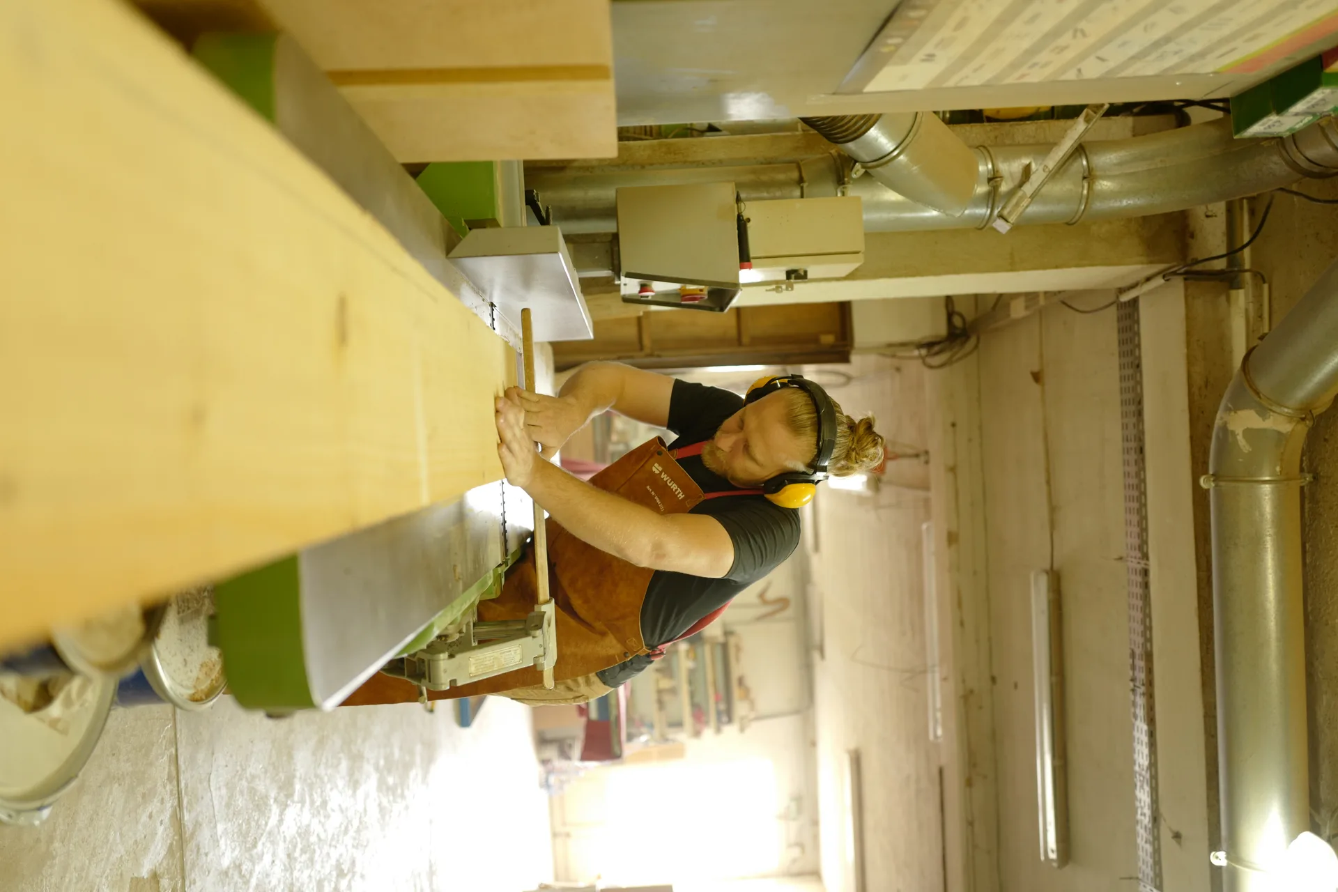 Théo Righi, artisan ébéniste à Marseille, travaillant le bois dans son atelier