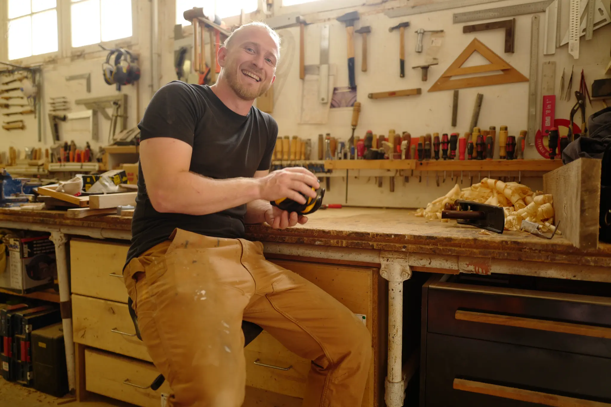 Théo Righi, artisan ébéniste dans son atelier à Peypin près de Marseille
