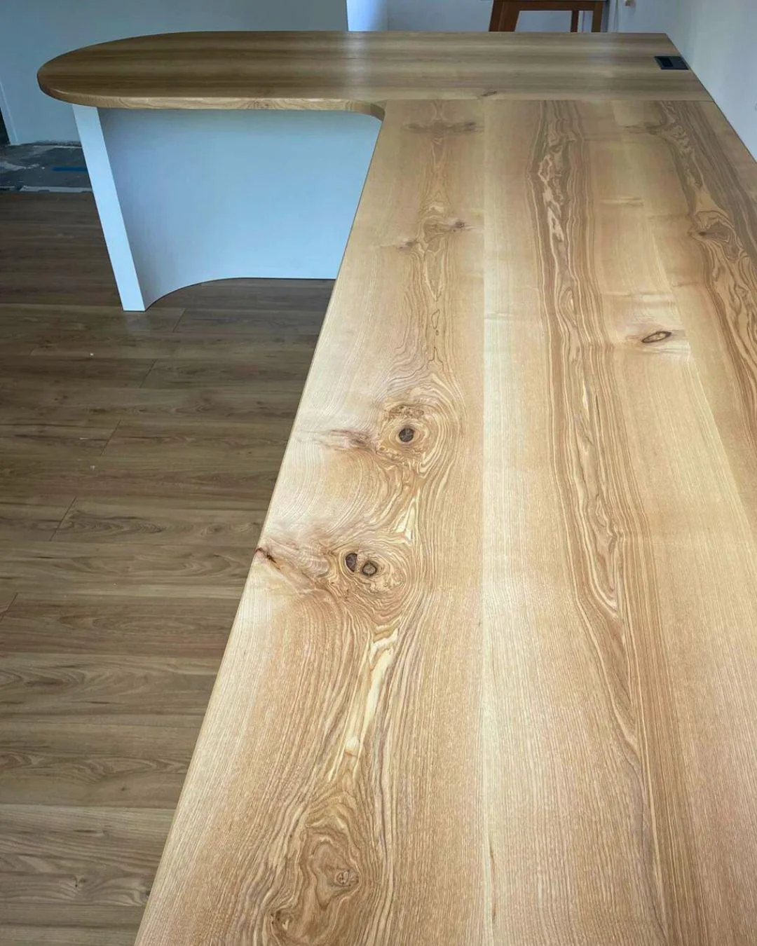 Bureau en frêne et olivier réalisé par l'Atelier Righi