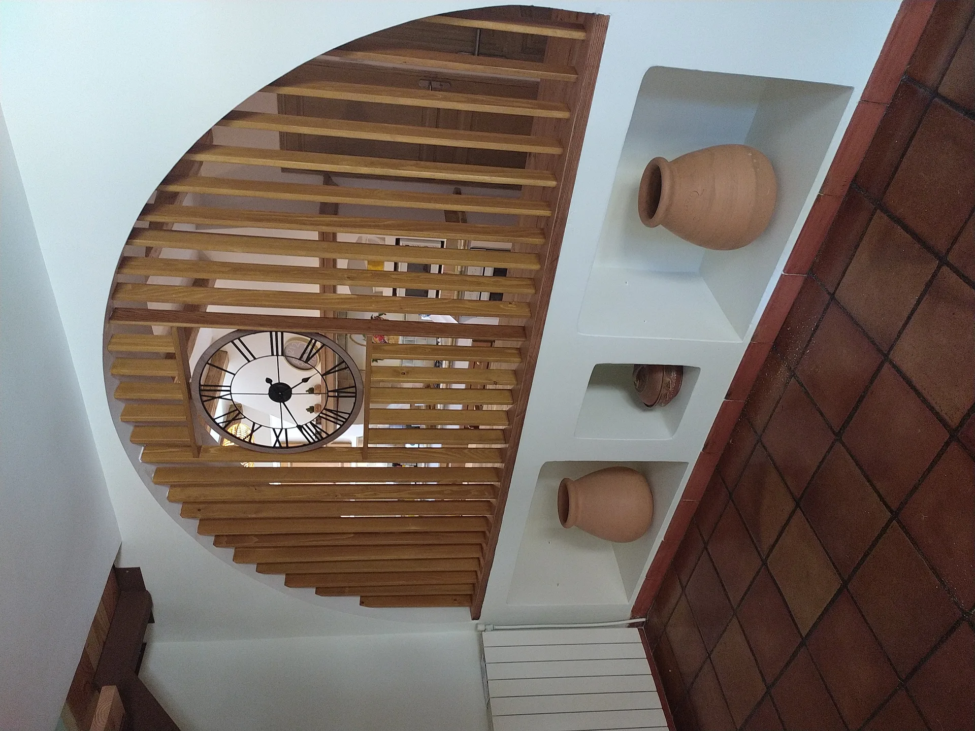 Claustra en arche avec lames de bois et horloge intégrée