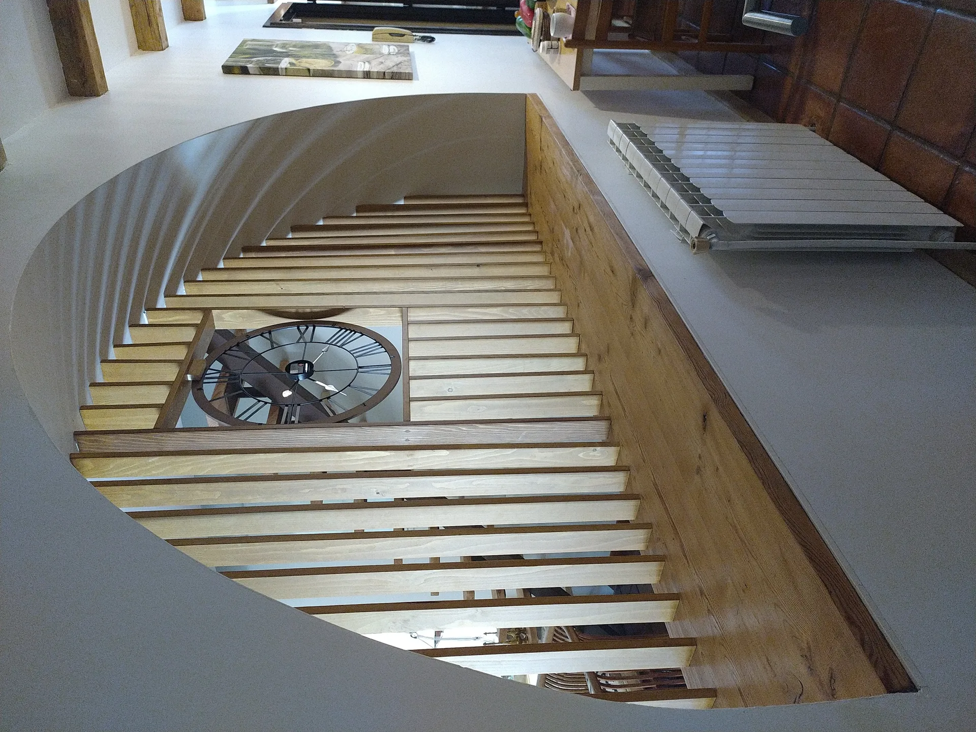 Claustra en arche avec lames de bois dans un intérieur méditerranéen