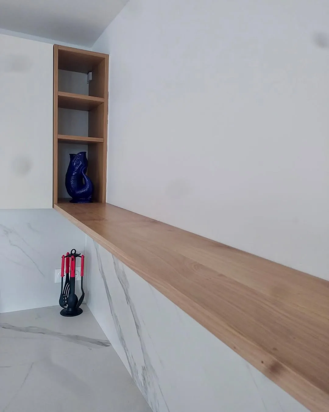 Cuisine en chêne sur mesure — détail des rangements