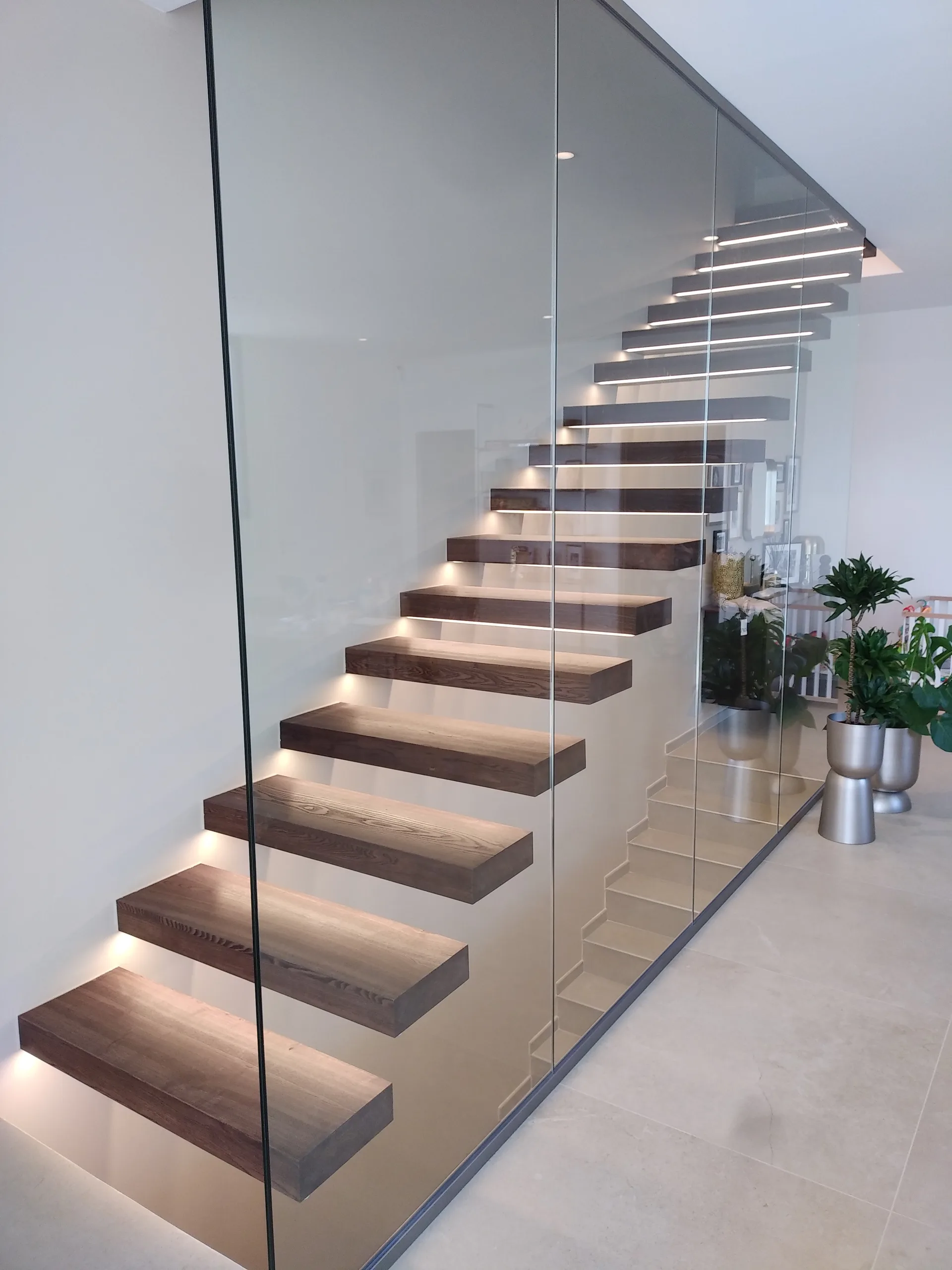 Escalier suspendu en frêne avec éclairage LED