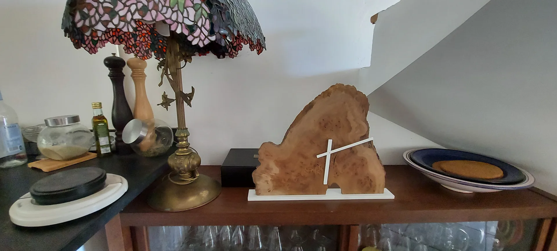 Horloge artisanale en loupe d'orme — pièce unique