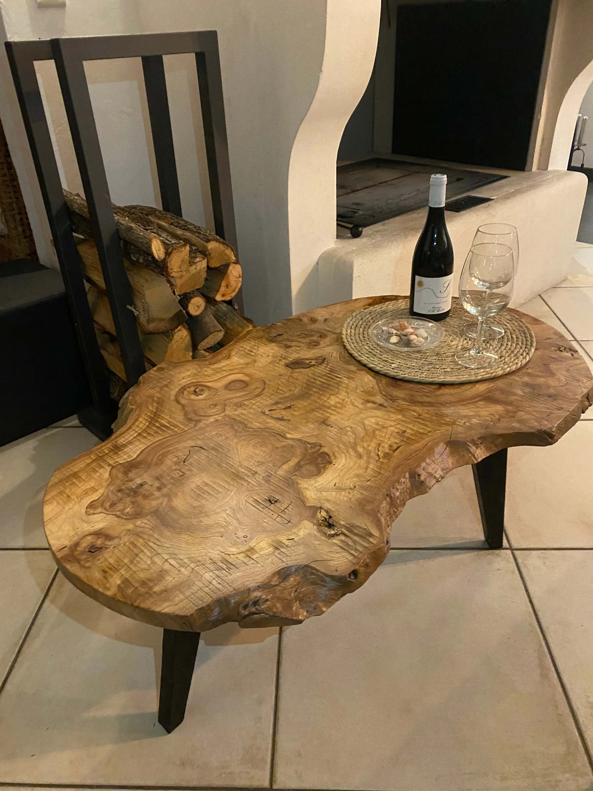 Table basse en loupe d'orme avec pied en bois brûlé